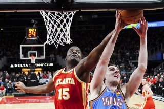 Clint Capela (15) au contre sur Josh Giddey (3). KEYSTONE/AP/John Bazemore